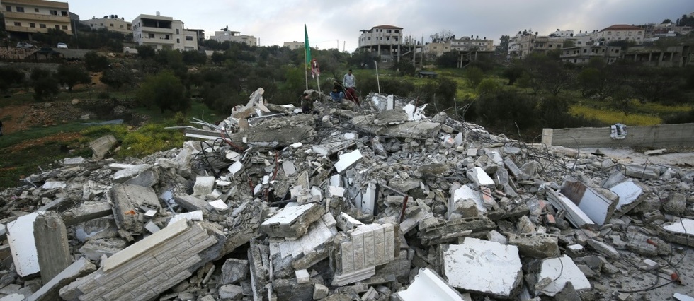 Israel rase la maison d'un Palestinien accuse d'attentats