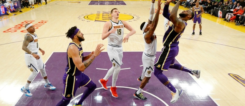 NBA: LeBron James toujours plus haut, les Lakers toujours plus bas