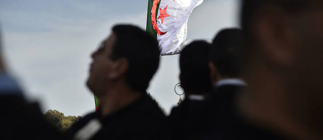 Un millier d'avocats du barreau d'Alger se sont rassembles jeudi devant le siege du Conseil constitutionnel qui etudie, depuis le 4 mars, les dossiers de candidatures a la presidentielle, en reclamant qu'il invalide celle du chef de l'Etat.