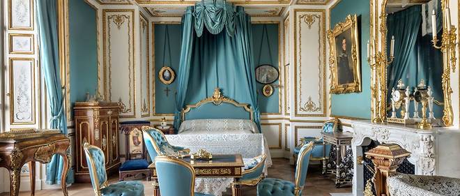 La chambre de la duchesse d'Aumale avec le couvre-lit restaure par l'entreprise Yves Delorme.