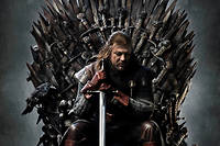  Ned Stark a beau être le héros le plus noble, ce n'est pas lui qui finit sur le tant convointé trône de fer. 