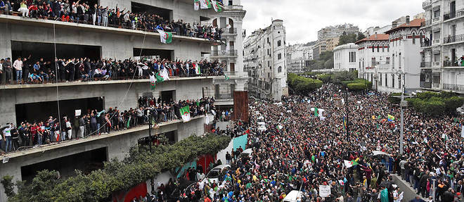 Des manifestantations importantes ont aussi lieu a Oran et Constantine.