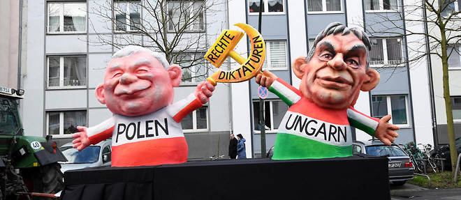 Des caricatures du leader polonais Jaroslaw Kaczynski et du Premier ministre hongrois lors du carnaval de Dusseldorf, en Allemagne. 