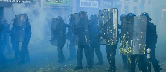 "Gilets jaunes" : des policiers et gendarmes "fatigues" confrontes a la "violence"