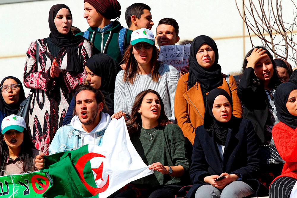 
        Colere. Sit-in organise par les etudiants de la faculte de medecine d'Alger, le 26 fevrier, dans l'enceinte de l'universite. C'est parce qu'elle aime son pays que la jeunesse reclame le changement.