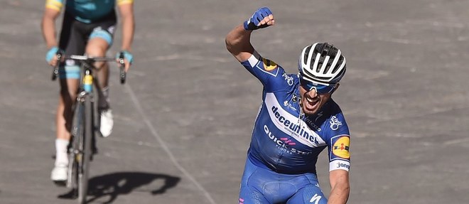  La joie du Français Julian Alaphilippe, victorieux à l'issue d'un final très relevé lors des Strade Bianche, une course d'un jour disputée en Italie. 
  