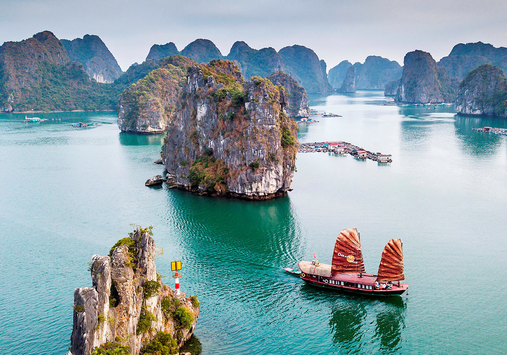 Moins connue que la baie d'Along, sa grande soeur inscrite a l'Unesco, la baie vietnamienne de Lan Ha, avec ses pics karstiques flottant sur l'eau, reste un site a la magie intacte.