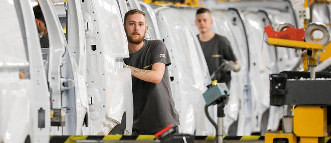 Des ouvriers au travail dans l'usine Renault de Maubeuge, le 8 novembre 2018.