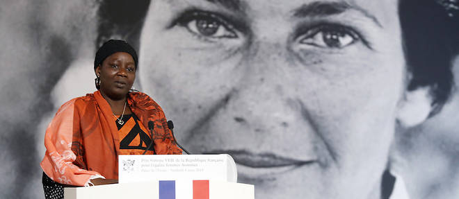 Le prix Simone-Veil a ete cree par le chef de l'Etat en hommage a l'ancienne ministre Simone Veil, decedee en 2017, qui a defendu la loi de 1975 sur la legalisation de l'IVG en France.