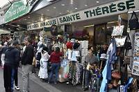 A Lourdes, la vente des embl&eacute;matiques &eacute;choppes fait pol&eacute;mique