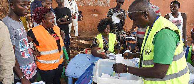 Des votants en Guinee Bissau, le 10 mars 2019. 