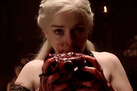  Daenerys passe le rituel des Dothrakis en mangeant un coeur de cheval.  