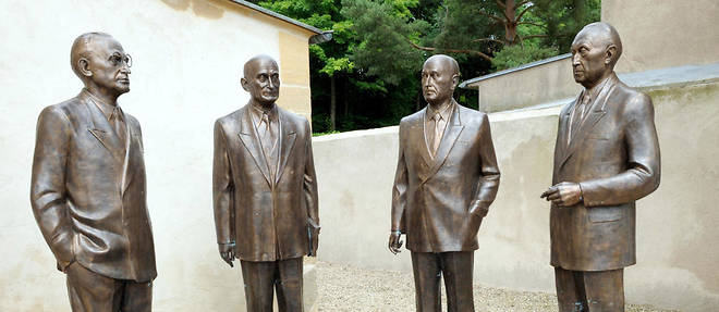 Sculpture representant les peres de l'Europe : Konrad Adenauer, Robert Schuman, Alcide de Gasperi et Jean Monnet (de gauche a droite), a Scy-Chazelle.