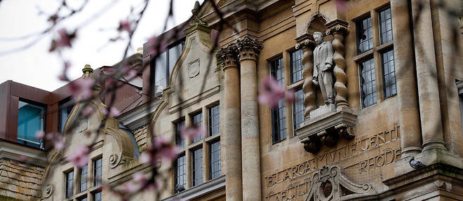 La statue de Cecil Rhodes sur la facade de l'Oriel Colleg, a Oxford, en 2016. 