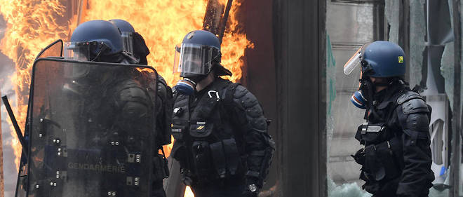 Gilets Jaunes 11 Blessés Légers Dans Un Incendie Près Des