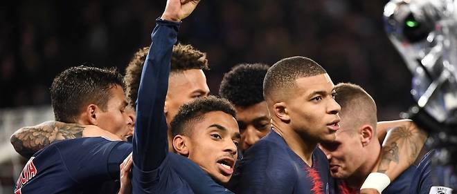 La joie des joueurs parisiens a l'issue de leur victoire contre l'OM (3-1) grace a un but de Mbappe et un double de Di Maria. Le PSG continue de creuser l'ecart en tete de la Ligue 1. 