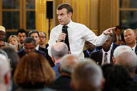  Emmanuel Macron lors d'un des fameux grands débats face aux maires et élus du territoire. 