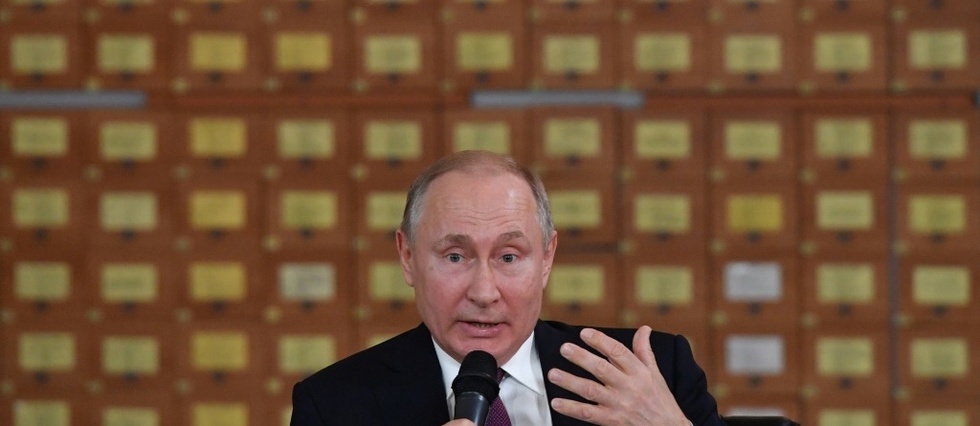Poutine promulgue deux lois contre les fausses nouvelles et les offenses a l'Etat