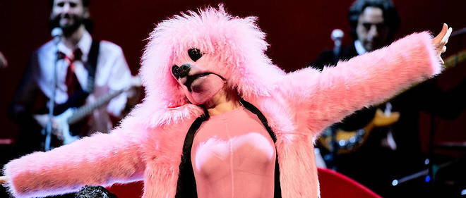 La chanteuse napolitaine Flo dans le role du caniche de "Madame Pink. Comedie canine avec chansons", d'Alfredo Arias.