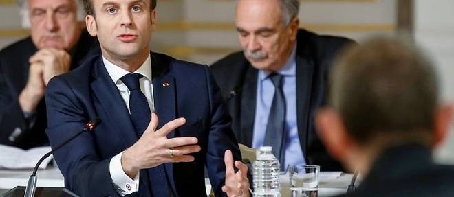 Face aux intellectuels, Macron ferme sur les "gilets jaunes" et ses reformes