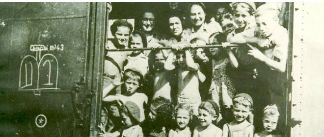 Passagers du train de Kasztner qui conduisit, en deux convois, pres de 1700 Juifs de Budapest en Suisse, en 1944.