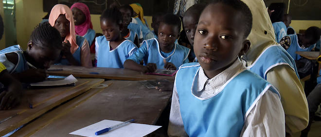 Parmi les defis de la francophonie, l'education. Ici, des eleves dans une classe de primaire au Senegal. 