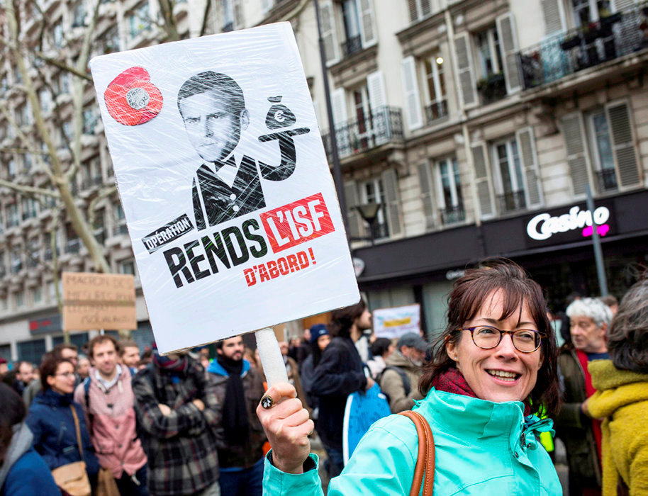  L'union fait la force. Lors de la Marche pour le climat, le 8 decembre 2018, a Paris, les organisateurs ont appele les Gilets jaunes a rejoindre le cortege. Le retablissement de l'ISF figure parmi leurs revendications.