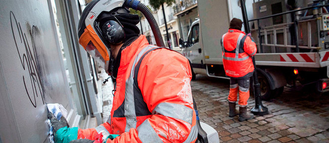  Nettoyage de graffiti dans le centre-ville de Nantes. Le plan propreté lancé par la mairie en mai représente un investissement de 5 millions d’euros sur trois ans.  ©Jean Claude MOSCHETTI/REA