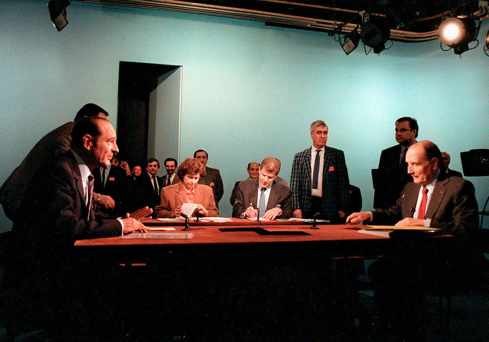 
        Combat. Le president Francois Mitterrand fait face au Premier ministre Jacques Chirac, le 28 avril 1988, a Paris, lors du debat televise de l'entre-deux-tours de la presidentielle.