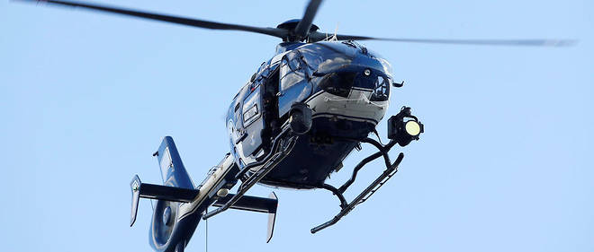 Un helicoptere EC-135 de la gendarmerie nationale equipe d'une camera et d'un projecteur, en 2014. Photo d'illustration.