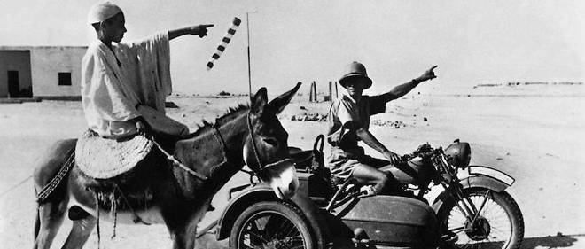 Pendant la campagne de Libye en 1942, un jeune autochtone et un soldat allemand.