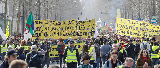 Gilets Jaunes 40 500 Manifestants Un Policier Victime D