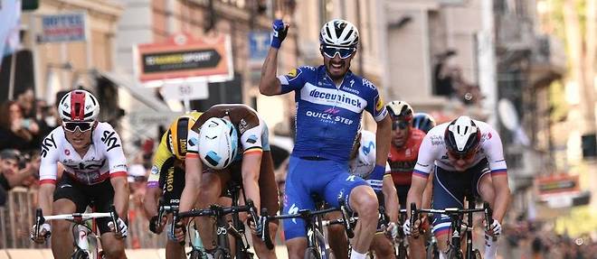 La joie de Julien Alaphilippe apres avoir regle le sprint a Milan-San Remo. Il s'agit de la plus prestigieuse victoire de sa carriere. 