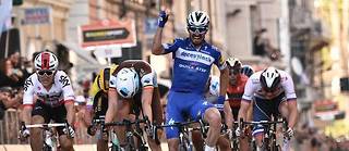  La joie de Julien Alaphilippe après avoir réglé le sprint à Milan-San Remo. Il s'agit de la plus prestigieuse victoire de sa carrière.  