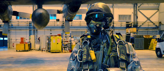 Une tenue de parachutiste, dans les hangars du commando parachutiste de l'air 10 (CPA10), pres d'Orleans.