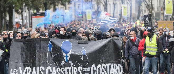Des militants Black Blocs lors d'une manifestation de Gilets jaunes le 9 fevrier a Nantes.