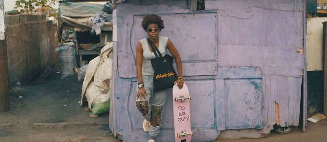  Entrepreneure, feministe, activiste, rappeuse, danseuse, Dominique est aussi la seule femme a faire du skate a Accra.