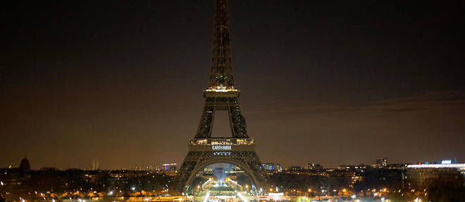 La tour Eiffel eteinte lors de l'Earth Hour en mars 2018.