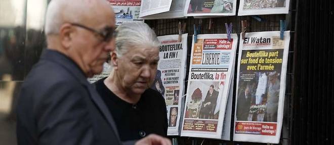 Un Algerien jette un coup d'oeil aux journaux locaux au lendemain de la demission du president algerien Abdelaziz Bouteflika.