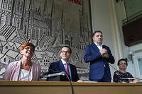  La ministre de la Famille Elzbieta Rafalska (à gauche, cheveux roux) est à l'origine de cette mesure en faveur des retraités. 