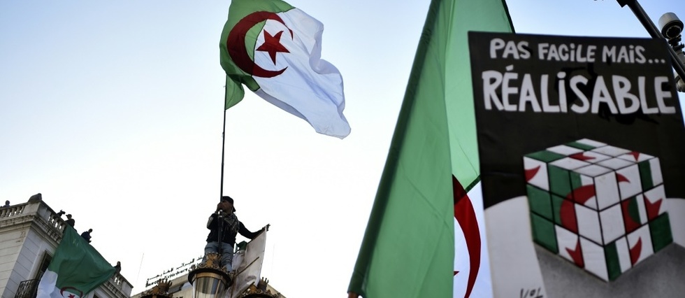 Bouteflika parti, les Algeriens dans la rue pour maintenir la pression