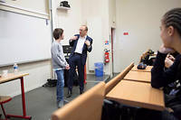  Bertrand Perier donne un cours d'eloquence a une classe du Lycee Montaigne. 