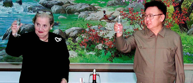 Kim Jong-il et la secretaire d'Etat americaine Madeleine Albright le 23 octobre 2000.