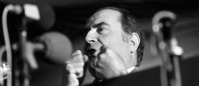 Pour retrouver le fil apres ses digressions, Francois Mitterrand, tres attache a l'art oratoire, notait des mots-cles sur un bristol.