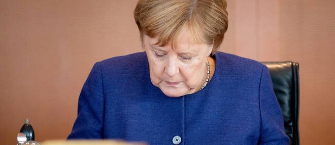 Angela Merkel va devoir se separer des deux toiles d'Emil Nolde, son peintre prefere, accrochees au-dessus du canape dans son bureau.