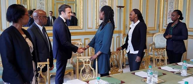 Le president francais Emmanuel Macron (a gauche) a rencontre les representants francais de l'association Ibuka pour la memoire du genocide rwandais, deux jours avant le 25e anniversaire du genocide de 1994, au palais presidentiel de l'Elysee a Paris le 5 avril 2019. 