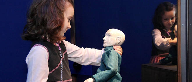 Le visiteur du musee des Arts de la marionnette de Lyon decouvre comment les marionnettes prennent vie et se transforme meme en marionnettiste.