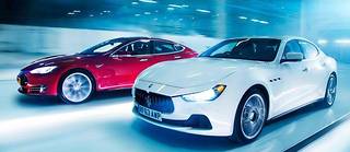  Une Tesla pour compenser l'impact carbone d'une Maserati (au premier plan), un troc possible même s'il apparaît opportuniste. 