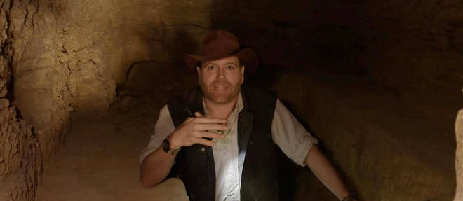 Josh Gates, le presentateur-star de Discovery Channel, a ressorti son costume d'Indiana Jones pour son emission Expedition Unknown : Egypt Live.