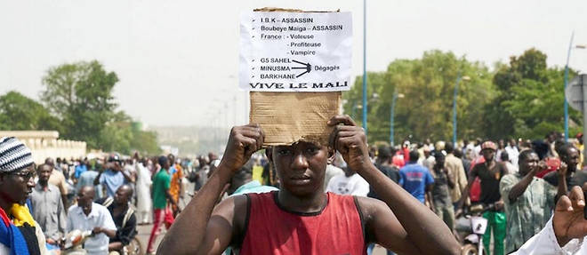 Lors d'une manifestation a l'appel du Haut Conseil islamique a Bamako, le 5 avril 2019, suite aux violences subies dans le centre du Mali. 